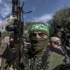 Ein maskiertes und bewaffnetes Mitglied der Kassam-Brigaden, dem demmiltärischen Flügel der Hamas. Die Hamas wird unter anderem von der EU als Terrororganisation eingestuft.