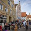 Was gab es da auf dem Altstadtflohmarkt in Nördlingen am Samstag nicht alles zu entdecken: Spielsachen, Kleider, Schuhe, Schmuck, Kunstgegenstände oder Körbe. Gerade am Vormittag war der Flohmarkt sehr gut besucht, die Besucherinnen und Besucher bummelten durch die Straßen. Unser Fotograf Josef Heckl war mit seiner Kamera unterwegs und hat einige Impressionen eingefangen.