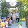 Unter dem Logo des „Zwergenlandes“ (von links) stehen Bürgermeister Edgar Ilg, Kindergartenleiterin Sylvia Anhofer und Diakon Günther Mayer.  