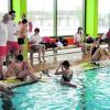 Begegnungen auch am Beckenrand bietet der Schwimmwettbewerb der Kreiswasserwacht im Krumbacher Hallenbad. Foto: Keller
