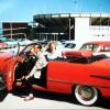 Wie aus einem Hollywoodfilm mutet das Bild aus dem Jahre 1956 an, das uns Wolfgang Hal Bauerfeind von seinem ersten Auto geschickt hat. Es zeigt ein rotes Ford V 8 Cabrio mit elektrischem Dach, Automatikgetriebe und stolzen 95 PS. „Es war mein ganzer Stolz“, schreibt der Neusässer heute.