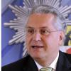 Für Innenminister Joachim Herrmann (CSU) liegt die Sicherheit in Fußballstadien klar in der Verantwortung der Polizei. 
Foto: Fred Schöllhorn