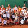 Freude nach getaner Arbeit: Die Teilnehmer am Kinderturnier sowie an der Jugend-Vereinsmeisterschaft des SV Weichering zeigen stolz ihre Urkunden und Pokale.  	