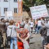 Nicht nur in Großstädten gehen Impfkritiker auf die Straße. Auch in Landsberg versammeln sich Menschen, die eine mögliche Impfpflicht gegen Covid-19 fürchten. 