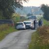 Mitarbeiter der Spurensicherung stehen auf einem Weg in der Nähe des Resthofs des Tatverdächtigen in Nordfriesland.