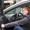 Vom Carsharing-Auto in die Tram und zum Schluss mit dem Rad nach Hause: Andrea Strasser hat die neue Augsburger Mobilitätsflatrate gebucht. 