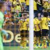 Dortmunds Spieler jubeln über den Treffer von Paco Alcacer zum 1:0.