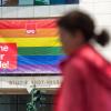 Eine Regenbogenfahne mit der Aufschrift "Ehe für alle!" hängt über dem Eingang zur SPD-Parteizentrale im Willy-Brandt-Haus in Berlin.