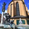 1994 schuf der Worpsweder Künstler Bernd Altenstein den Brunnen vor St. Jakob mit drei rastenden Pilgern und ihrem Schutzpatron. Nicht im Bild ist eine Hundefigur, die abseits des Brunnens auf einem Sockel liegt. 	