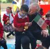 Rudi Völler mit Kindern aus dem Waisenhaus «Casa de Cuna» in Queretaro.