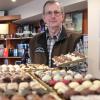 Gerhard Kleebaur betreibt seit mehr als fünf Jahren ein Feinkostgeschäft in Reisensburg. Am Günzburger Marktplatz eröffnet er nun sein zweites Geschäft, wo er auch Pralinen, Liköre und vieles mehr verkauft. 	