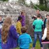 Rund 40 Kinder und viele Eltern waren im Archäologischen Park in Kellmünz unterwegs, um mit Museumspädagogin Sabine Moser in die Welt römischer Legionäre einzutauchen.