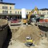 Die Baustelle für den Bahnhofstunnel: Die Grube auf dem Vorplatz soll in einigen Wochen mit 16 Metern doppelt so tief wie jetzt sein.  