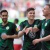 Wolfsburgs Spieler feiern ihren Kantersieg gegen den FC Augsburg.