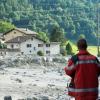 Schlamm und Gesteinsbrocken türmen sich in Bondo im Kanton Graubünden. Die Suche nach den acht Vermissten geht am Freitag weiter.