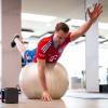 Manuel Neuer bei Cardio-Übungen im Fitnessraum.