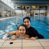 Gülsüm Karademirtok aus Kaufering, hier mit Nichte Elif, hat den Schwimmkurs erfolgreich abgeschlossen.