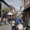 So macht Einkaufen in Neuburg besonders Freude: Viele Geschäfte bieten am verkaufsoffenen Sonntag attraktive Angebote und Schnäppchen an, die es nur am Marktsonntag gibt. Dabei ist es besonders der Mix zwischen Einkaufen und Events, der Tausende in die Ottheinrichstadt lockt.