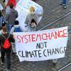 Die meisten Sprüche sind eher unpolitisch – von der Forderung nach mehr Klimaschutz einmal abgesehen. Teils wird von linken Teilnehmern aber auch ein „Systemwechsel“ – weg vom Kapitalismus – gefordert. 	