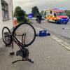 Ein 48-jähriger Radfahrer starb am Freitagabend nach einem Zusammenstoß mit einem Wohnmobil auf der Staatsstraße 2021 kurz vor der Illerbrücke in Neu-Ulm.