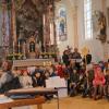 Mehrere musikalische Gruppen, darunter der Kinderchor, läuteten beim Adventssingen in der Apfeldorfer Pfarrkirche die Vorweihnachtszeit ein. 