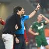 Das Spiel FCA gegen Leverkusen wurde von Schiedsrichter Guido Winkmann wegen eines Gewitters unterbrochen. Das Bild zeigt ihn mit Leverkusens Trainer  Roger Schmidt.