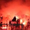 Die Fans vom TSV 1860 München zünden Pyrotechnik. 