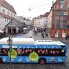 In diesem Jahr können wieder die Weihnachtseinkäufe im swa-Gepäckbus am Merkurbrunnen am Moritzplatz kostenlos zwischengelagert werden. (Archivbild)