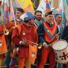 Viele Besucher aus Mindelheim und Umgebung haben sich die italienischen Fahnenschwinger am zweiten Frundsbergfest-Wochenende angeschaut.