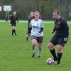 Carolin Stimpfle behauptet hier den Ball, im Hintergrund Jule Schuster und Melanie Dürr.