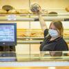 Nach dem Brand im August kehrt wieder Leben ein in die Geschäfte des kleinen Einkaufszentrums in Greifenberg. Filialleiterin Franziska Märkl von der Bäckerei Höflinger verkauft seit Dienstag wieder im Laden. 