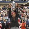 Serena Williams mit der US-Open-Trophäe.