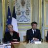 Krisenstimmung in Paris: Emmanuel Macron (Mitte), Präsident von Frankreich, mit Premierministerin  Elisabeth Borne und Wirtschaftsminister Bruno Le Maire.