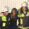 Insgesamt drei "Verletzte" holte die Feuerwehr bei ihrer Übung aus der Halle.