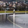 Eine Straße im bayerischen Cham ist vom Hochwasser des Flusses Regen teilweise überschwemmt.