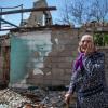 Krieg und Vertreibung: Die 92-jährige Ukrainerin Tatiana Tichonovna steht vor den Trümmern ihres Wohnhauses. Ein Bild, das bei Vertriebenen aus dem Zweiten Weltkrieg Emotionen auslösen dürfte. 
