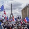 Demonstranten nehmen in Paris am Trocadero-Platz an einem Protest gegen die Impfpflicht teil. 