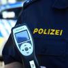 Einen betrunkenen Autofahrer zog die Polizei in der Nacht zum Mittwoch im Hollenbacher Ortsteil Motzenhofen aus dem Verkehr.