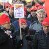 Mitarbeiter von Showa Denko in Meitingen protestierten, als die SChließung des Standorts bekannt gegeben wurde.  	

