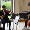 Christina Gebhardt (Violine), Peter Kovac (Viola) und Johannes Kübel haben als Trio Animando im Merchinger Pfarrsaal musiziert. 	