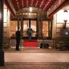 Ein Mitarbeiter legt einen roten Teppich auf die Stufen des Eingangs zum Hotel Adlon.