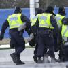 Polizeibeamte gehen in Windsor gegen Protestierende vor. 