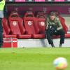 Griesgrämig auf der Bank: Bayern-Trainer Julian Nagelsmann verbrachte die Halbzeitpause im Stadion-Innenraum.