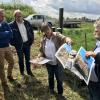 Anja Schumann und Ulrich Mäck, beide von der Arge Donaumoos, zeigen dem bayerischen Umweltminister Thorsten Glauber die Ernte der Paludikulturen und was aus den Gräsern alles gemacht werden kann.