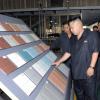 Kim Jong Un lässt sich die Produkte einer Fliesenfabrik in Pjönjang zeigen. Foto: KCNA dpa