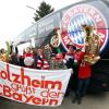 Zehn Holzheimer durften im FC Bayern-Bus nach München fahren.