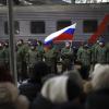 Ein Zug, der in den Krieg führt: Soldaten werden an einem Bahnhof mit einer Zeremonie verabschiedet, bevor es in die Ukraine geht. Im Vordergrund verfolgen Angehörige das Geschehen.