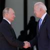 Etwas länger als zwei Stunden. unterhielten sich Russlands Präsident Wladimir Putin (links) und US-Präsident Joe Biden.