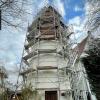 Eines der Sehenswürdigkeiten in der Weißenhorner Altstadt, der Diebsturm oder Prügelturm, wurde wegen Sanierungsmaßnahmen eingerüstet.     