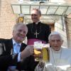 Zum Wohle: Horst Seehofer und Benedikt XVI., stießen gestern auf den 90. mit bayerischem Bier an, Privatsekretär Georg Gänswein (hinten) machte mit. 	 	